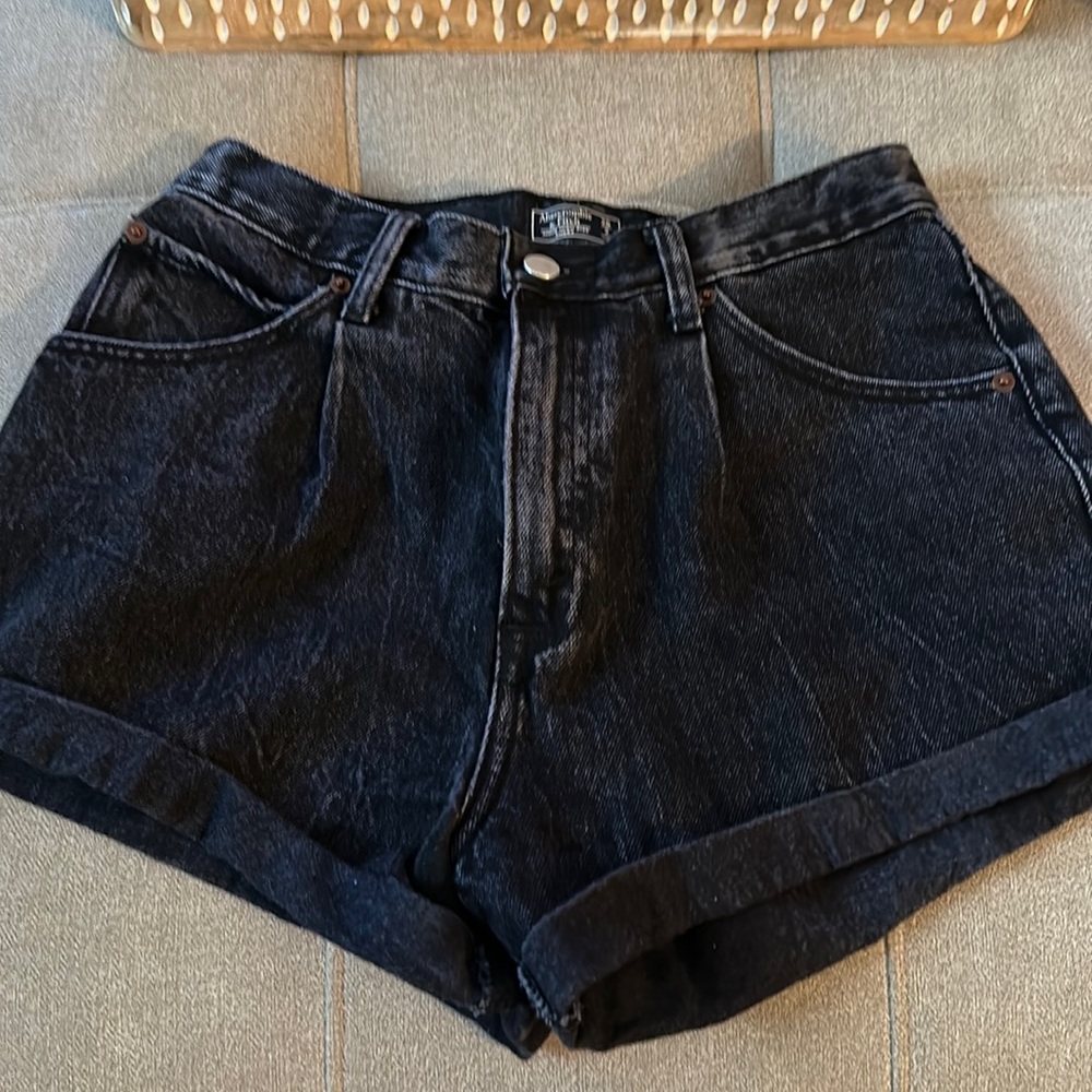 A&F BLACK ACID WASH HIGH RISE MOM SHORTS